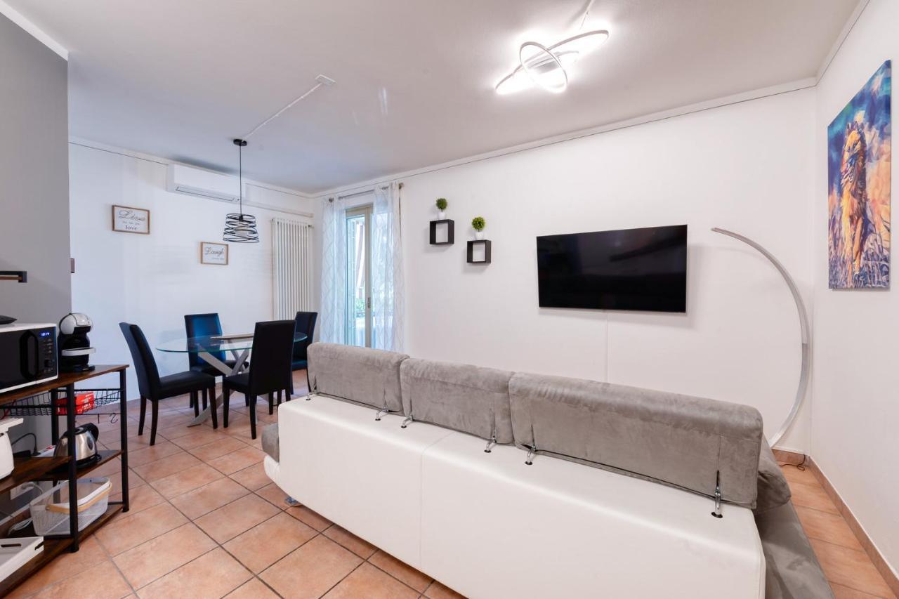 Wolf House - Peschiera Holiday - Jacuzzi Privata Peschiera del Garda Exteriör bild